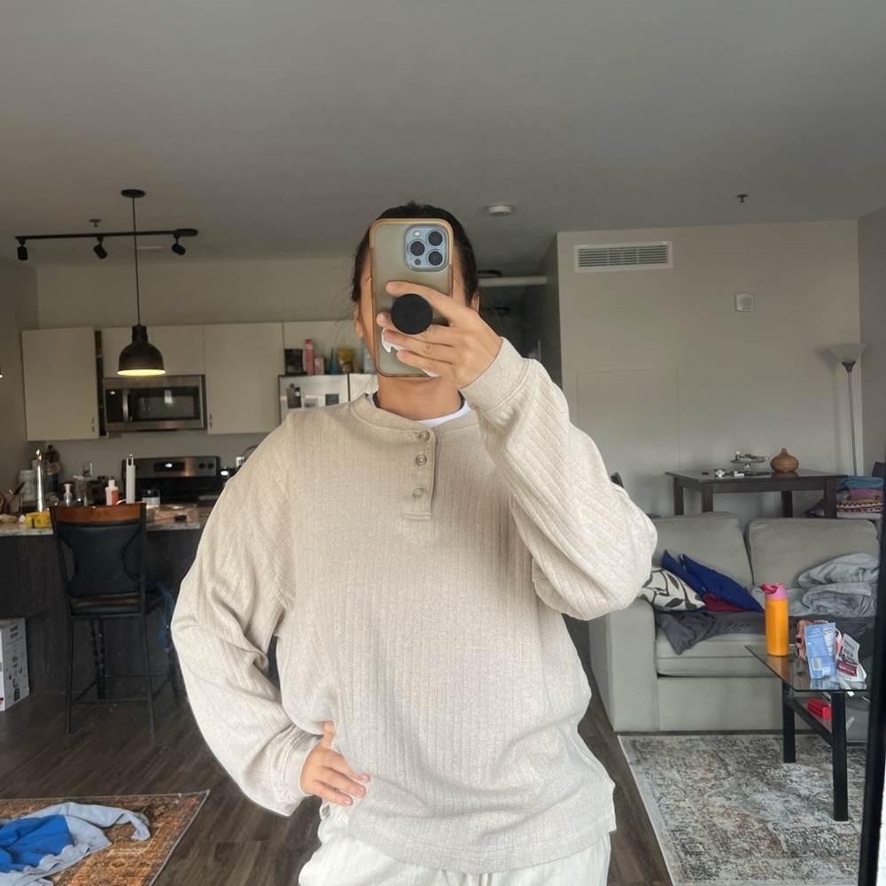 cream cherokee crewneck sweater size large